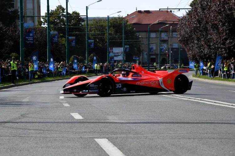 Primul monopost electric dezvoltat cu tehnologie ZF a fost prezentat în România