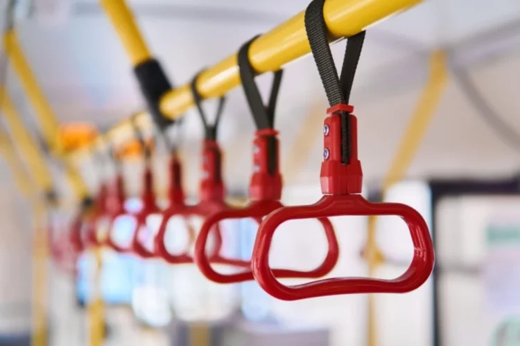 La noi este o rușine, o decadență să circuli cu autobuzul, cu „gloata”, ești considerat sărac sau zgârcit, dintr-o altă pătură socială
