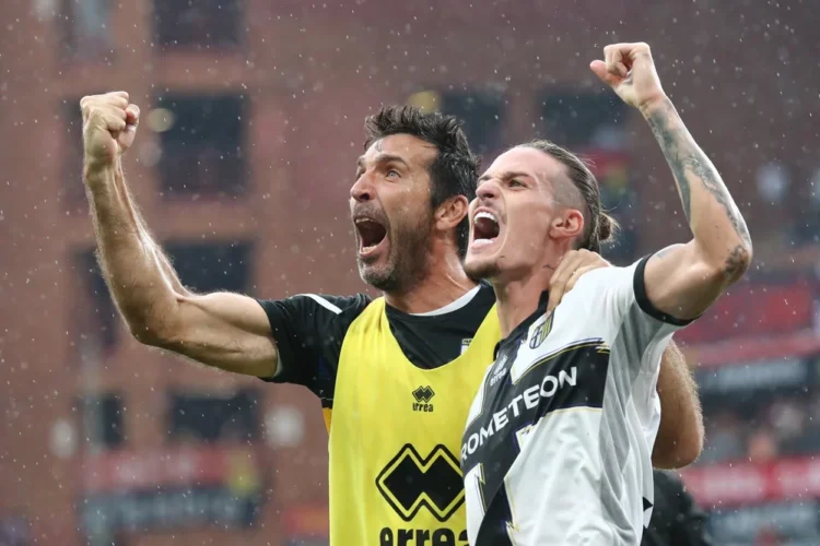 Anunțul italienilor: Dennis Man este urmărit de AC Milan. 😉   Paolo Maldini s-a implicat personal