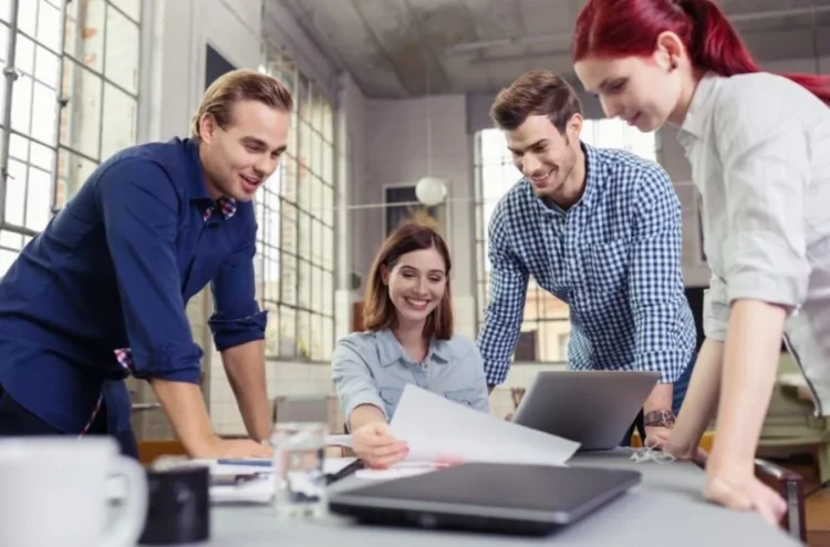Generaţiile Z și Millennials preferă să muncească mai mult şi să aibă mai puține zile de concediu