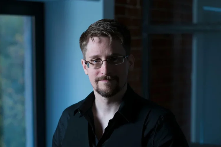 Putin i-a acordat cetăţenie rusă avertizorului de integritate Edward Snowden