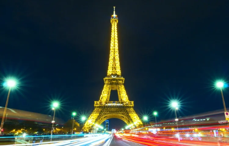 Întuneric în Orașul Luminilor: Turnul Eiffel o să fie iluminat cu porția în scopul economisirii energiei