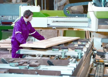 Industria mobilei, în criză de lemn. 35 de fabrici s-au închis într-un an iar producătorii avertizează că e doar începutul