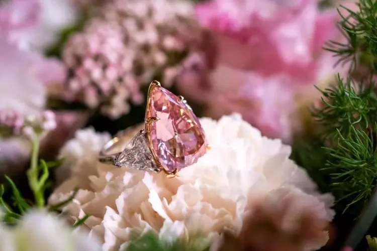 Cât costă Fortune Pink, cel mai mare diamant roz în formă de pară?