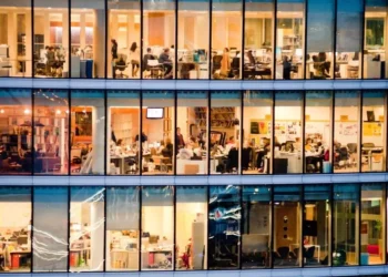 Unele companii cheltuie până la 10.000 de euro lunar pentru a-i atrage pe angajați la birou