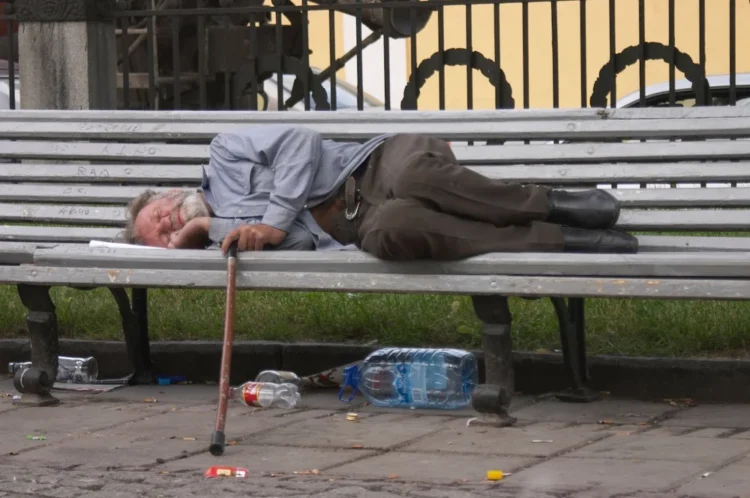 Lecția de (pre)judecată pe care mi-au dat-o doi polițiști care-l ajutau ca pe propriul tată pe un bătrân ponosit și băut