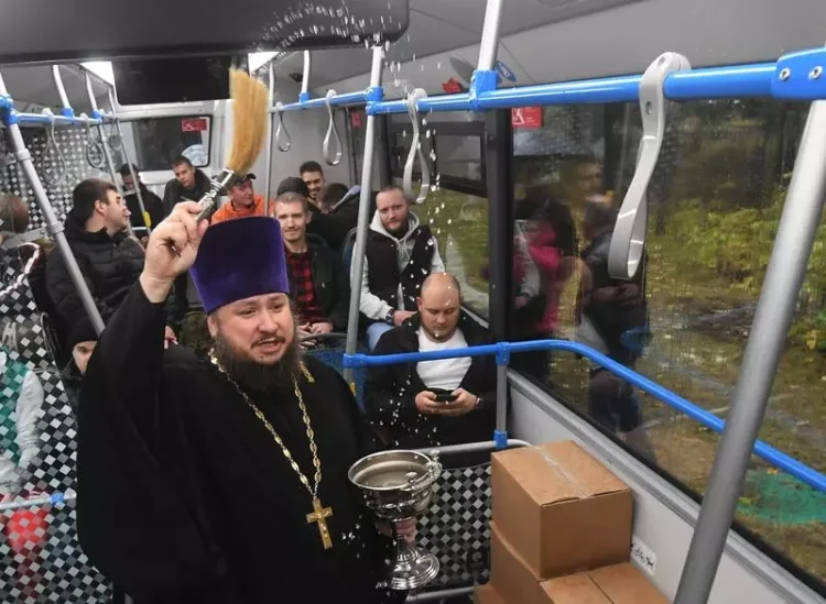 Primii ruși mobilizați de Putin au început să sosească la bazele militare – evalurea britanică