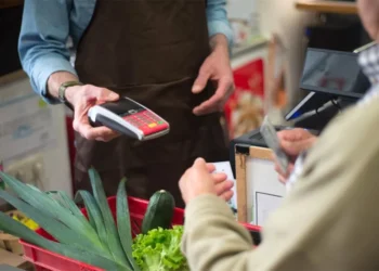 Câți dolari câștigă pe lună un român care lucrează casier într-un supermarket din SUA. Este plătit pe oră!