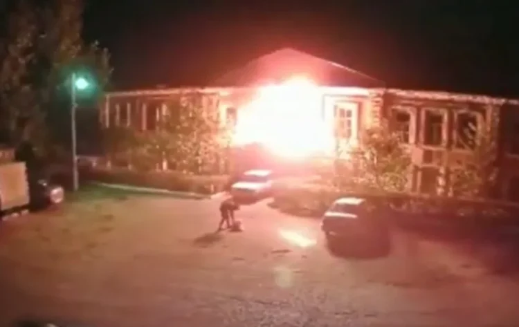 Rușii sunt disperați. Un recrut care nu a vrut să meargă la război a dat foc biroului militar de înregistrare Rușii sunt disperați. Un recrut care nu a vrut să meargă la război a dat foc biroului militar de înregistrare