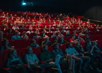 Românii s-au întors la mall, iar cererea pentru filme este în creștere. 90% din sălile de cinema sunt la mall