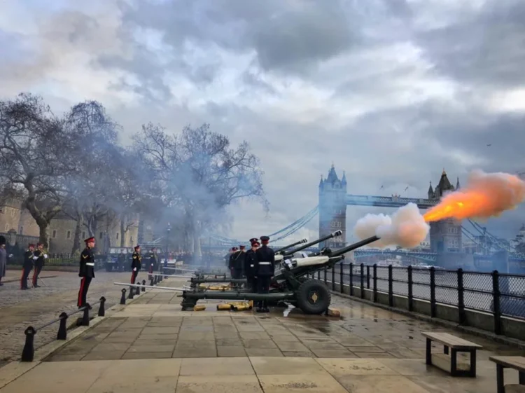 Salve de tun la Londra, în memoria Reginei Elisabeta a II-a | Operațiunea „Unicorn”, în plină desfășurare
