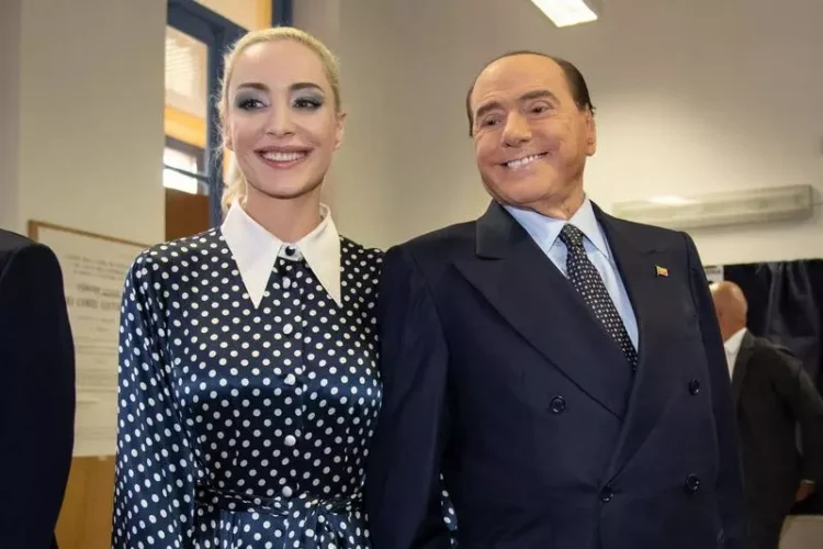 Silvio Berlusconi revine în Parlamentul Italiei la 9 ani de la condamnarea pentru fraudă. I se va alătura iubita sa, cu 54 de ani mai tânără