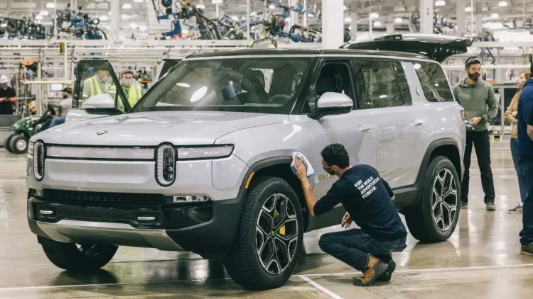 Țara noastră este în vizorul producătorilor de autovehicule Mercedes-Benz şi Rivian