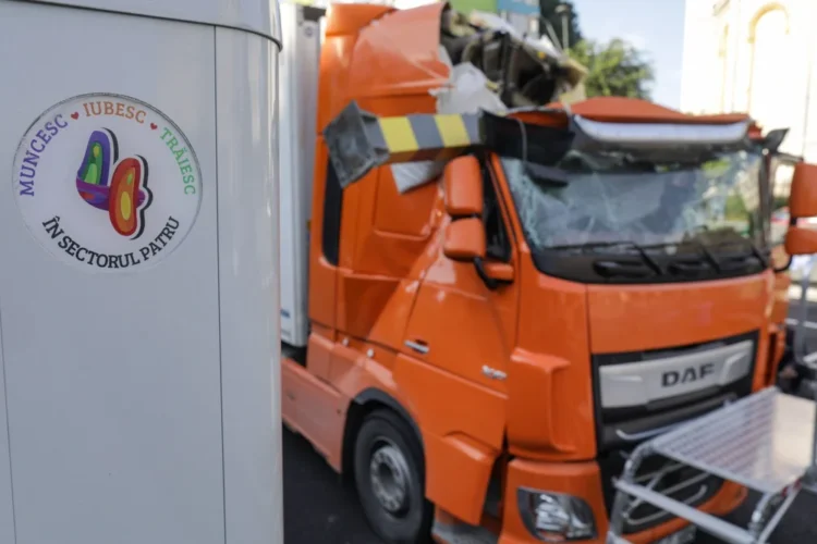 Un TIR a rămas blocat în Pasajul Unirii. Traficul este blocat