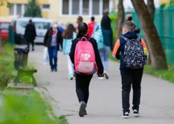 Doar un părinte din trei își va trimite copiii la școală cu haine și încălțăminte noi anul acesta