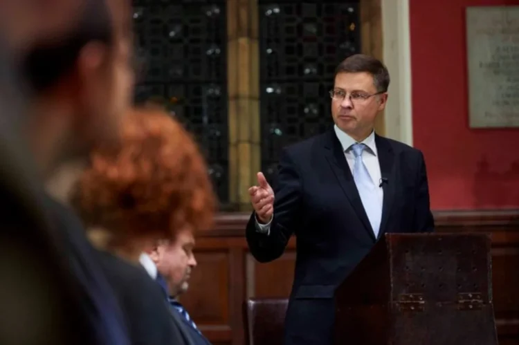 Comisia Europeană va prezenta în a doua jumătate a lunii octombrie propuneri de modificări ale regulilor fiscale ale UE pentru reducerea datoriilor ţărilor