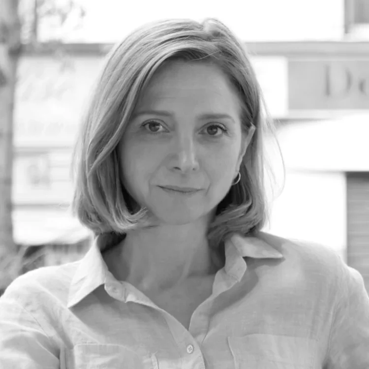 Dictatorii și islamiștii sunt diferite fețe ale violenței. Curajul unei scriitoare din Siria, Samar Yazbek, de a spune povestea țării sale – Interviu