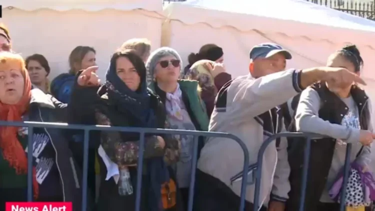 VIDEO Scandal în prima zi de pelerinaj la racla Sfintei Parascheva, la Iași. Zeci de credincioși s-au luat la ceartă