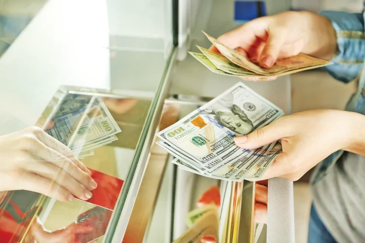 Schimbarea la bancomate sau banii cash?