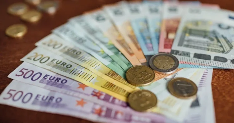 A fost dezmembrată una din cele mai mari reţele de falsificatori de bani din Europa