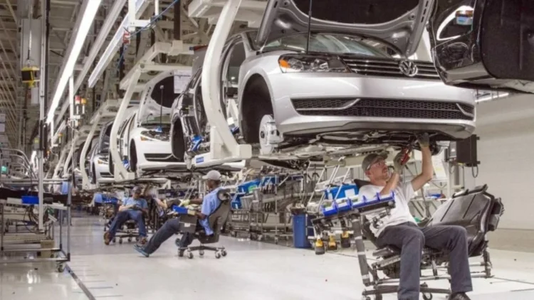 Industria auto europeană are din nou dificultăți: cea mai nouă criză cu care se confruntă, ne afectează pe toți