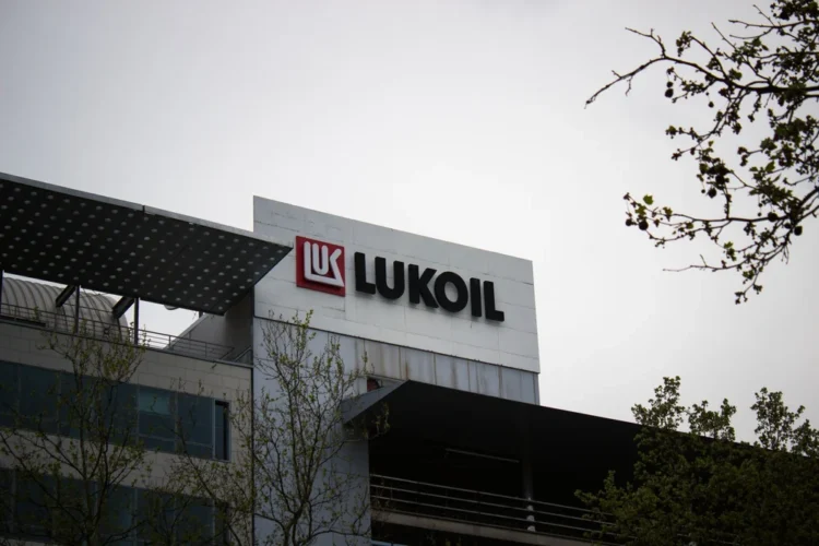 Compania Lukoil vrea să limiteze efectele sancțiunilor UE