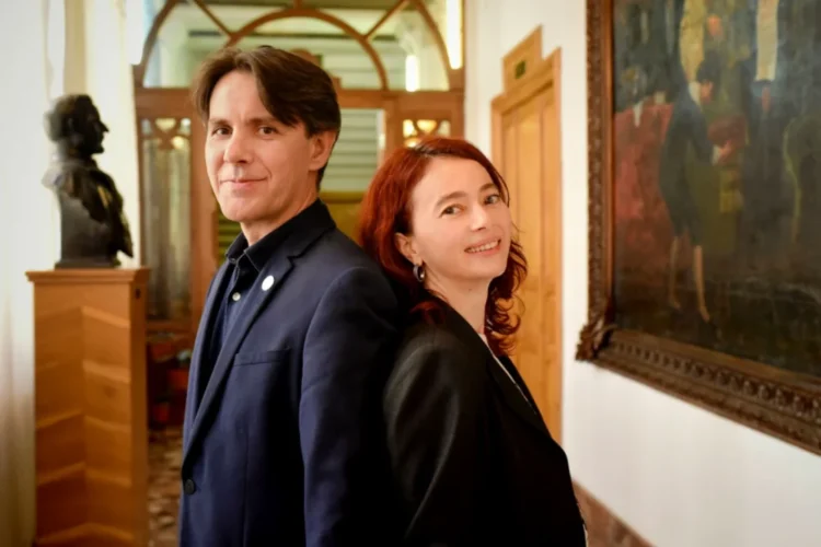 „Școala românească e prea axată pe răspunsuri și a uitat să-i învețe pe elevi să pună întrebări”. Doi profesori valoroși vorbesc despre cum să nu te lași îngropat de sistemul de educație