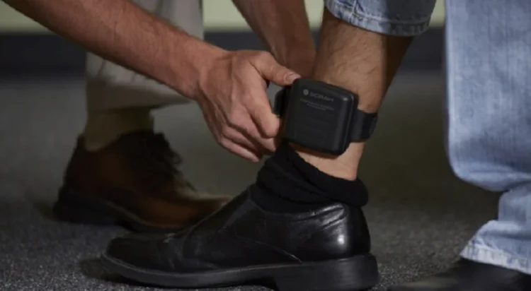 Primul caz de folosire a brăţării electronice de monitorizare, în cazul unui bărbat care şi-a agresat partenera