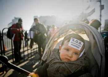 Cum percep femeile presiunea pusă de societate de a face copii? Două mărturii și o perspectivă politică a maternității