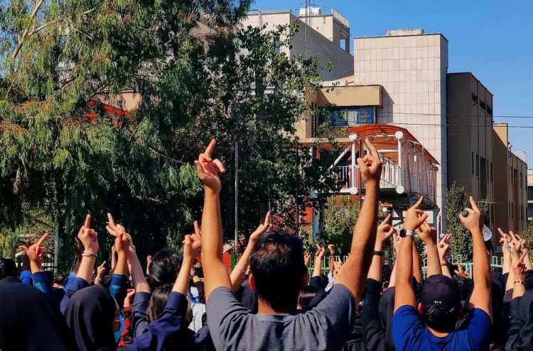 VIDEO Proteste masive în Iran sâmbătă noapte / „Dispari!”, i-au strigat studentele președintelui Raisi care le vizita universitatea