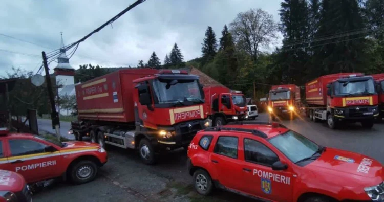 Oamenii din Roșia Montană, evacuați după ce s-a spart o parte din digul unui lac de acumulare