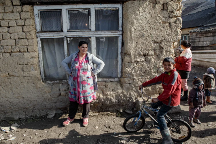 Situația dramatică a romilor din Europa. 80% dintre ei trăiesc în condiții deplorabile și doar 43% muncesc