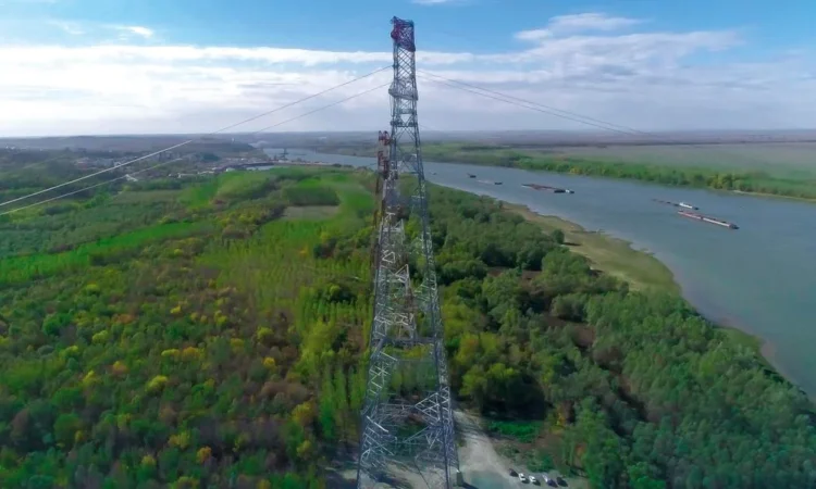 Transelectrica: Proiectul liniei electrice de înaltă tensiune Cernavodă-Stâlpu a traversat Dunărea