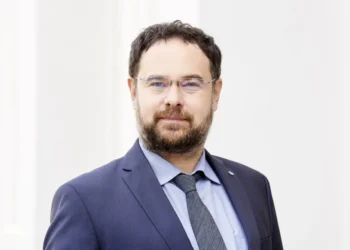 Analiştii CFA România estimează o încetinire a creşterii economiei la 1,6%, anul viitor