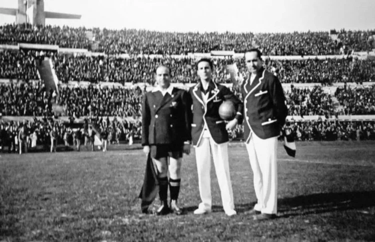 Povestea fascinantă a primului arbitru român la un Mondial, Costel Rădulescu » A luptat pe front, a fost rănit la Mărășești, apoi a antrenat și a ținut steagul sus în Uruguay Povestea fascinantă a primului arbitru român la un Mondial, Costel Rădulescu » A luptat pe front, a fost rănit la Mărășești, apoi a antrenat și a ținut steagul sus în Uruguay