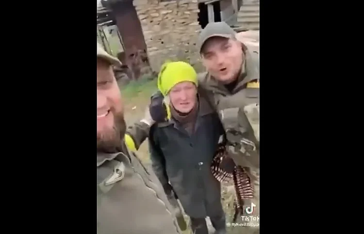 VIDEO O bătrână i-ar fi întâmpinat pe soldații ucraineni în Herson cu muniție