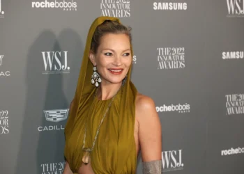 Kate Moss, fără sutien la 48 de ani! Arată incredibil