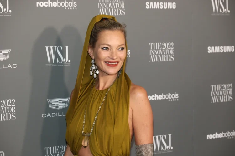 Kate Moss, fără sutien la 48 de ani! Arată incredibil