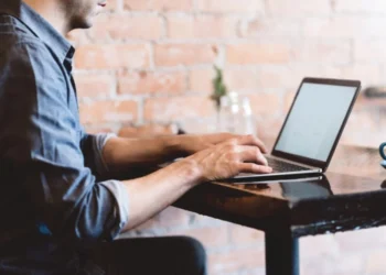 Cum se învață managementul unui ONG? Dacă ai noroc, la un curs. Dacă nu, cu Google…