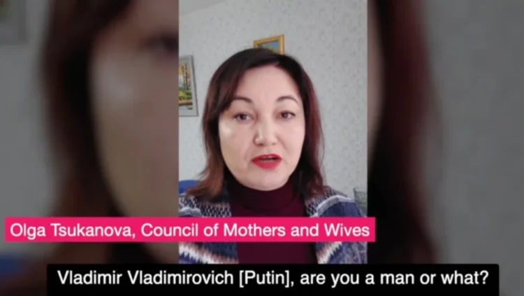 Putin se întâlnește cu mamele soldaților ruși, selectate atent de Kremlin. Cele care se revoltă nu sunt invitate: „Ești bărbat sau ce?”