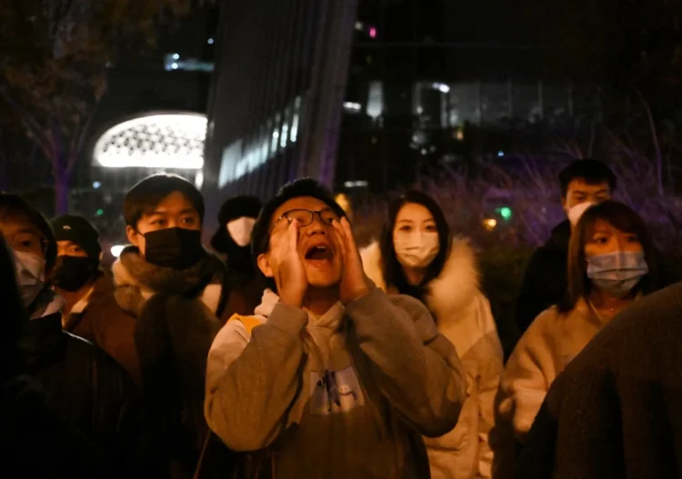 Provocare uriașă pentru regimul lui Xi Jinping. Proteste violente pentru a treia zi la rând în China, oamenii scandează „Libertate”