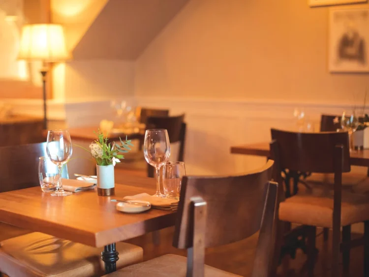 Studiu: 1 din 2 români merge mai rar la restaurant acum decât înainte de creșterea inflației. 35% aleg preparatele mai ieftine din meniu