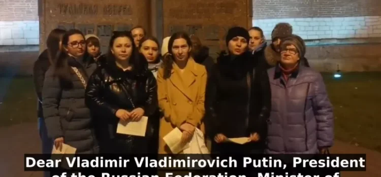 VIDEO „Sunteți scoși din uz, sunteți carne”. Soldați ruși trimiși în prima linie sub amenințarea puștii / Soțiile recruților cer ajutorul lui Putin și al lui Șoigu