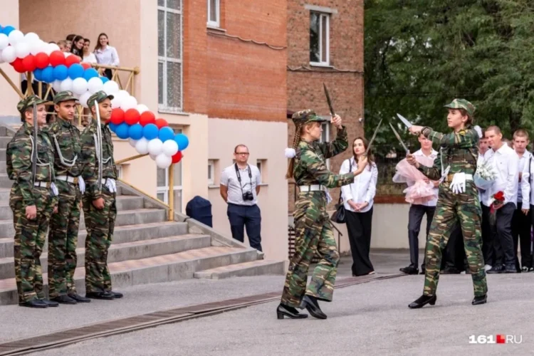 Rusia va introduce pregătirea militară obligatorie în școli, la solicitarea Statului Major Rus