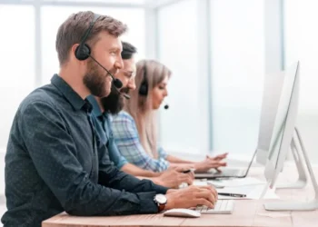 Cum vor companiile să te controleze: tehnologia care te „ajută” să devii obedient la locul de muncă