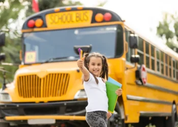 Transport gratuit pentru elevii care studiază în alte localităţi – inițiativă legislativă USR