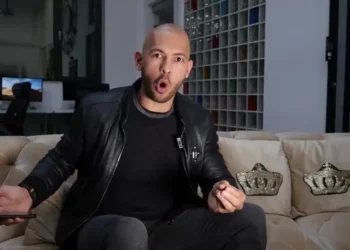 Primele imagini cu Andrew Tate și fosta polițistă, încătușați în dubă, după arestare