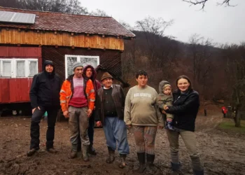 10 familii izolate pe munte vor aprinde pentru prima oară lumina în case, de Crăciun