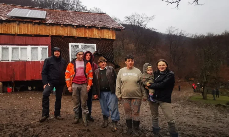10 familii izolate pe munte vor aprinde pentru prima oară lumina în case, de Crăciun