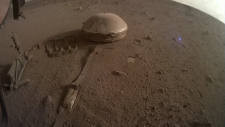 După o misiune de peste patru ani, Rover-ul InSight al NASA trimite ultima sa fotografie de pe planeta Marte